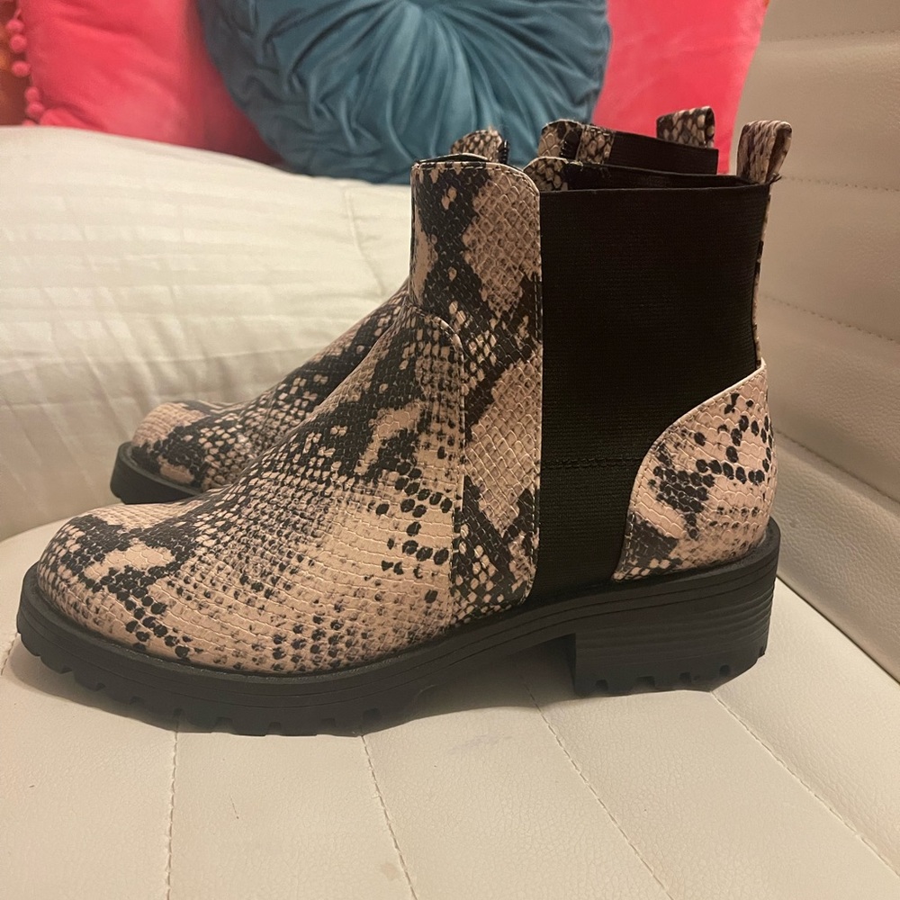 Snakeskin Chelsea Booties. Women’s Size 8.5